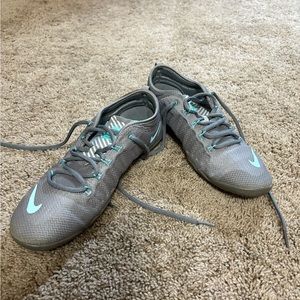 Women’s NIKE cross training tennis shoe